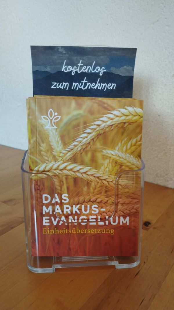 Foto Ständer mit Evangelien_web Das Markus-Evangelium